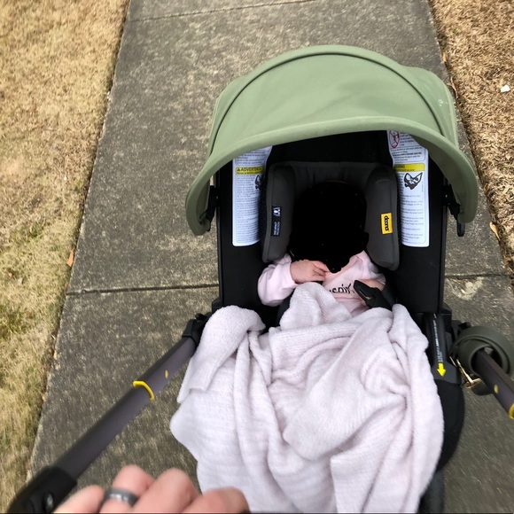 Doona Car Seat/Stroller - Picture 2 of 4